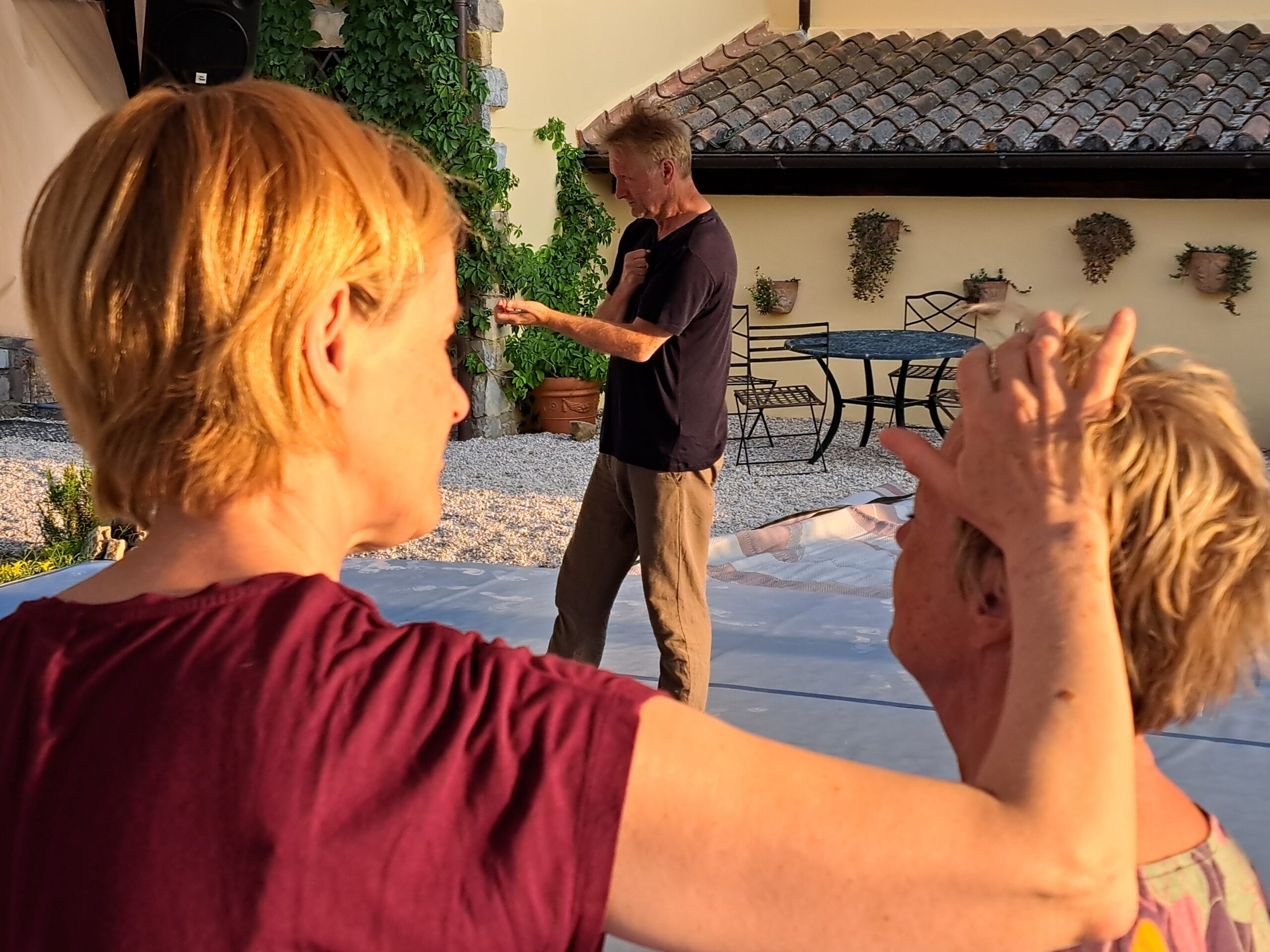 Roter Polstersessel vor Garagentor mit Graffito