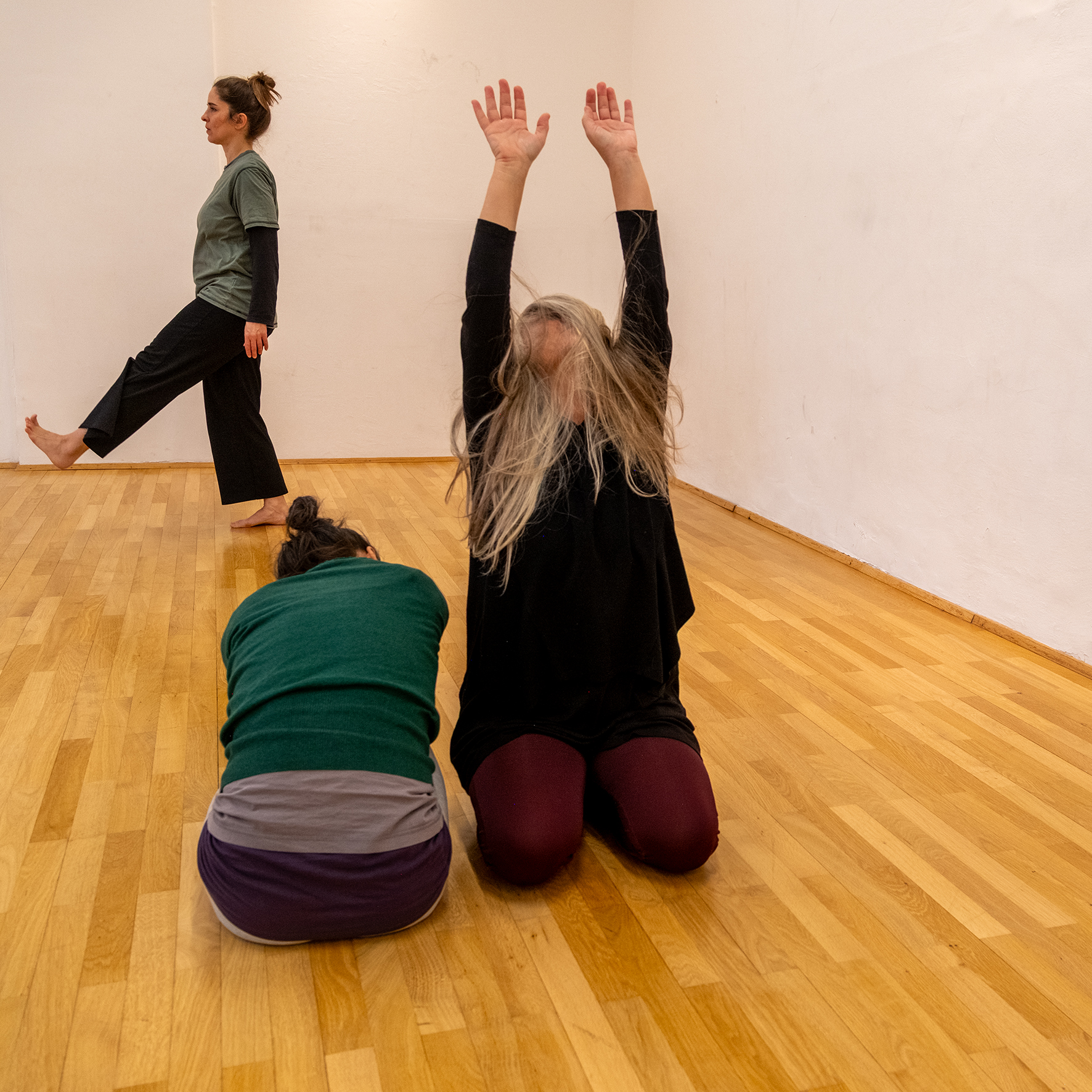 Bild von schwarzen Blöcken mit den Worten "stumpf" und "scharf" darauf